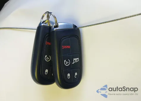 2015 Jeep Cherokee Latitude z USA, uszkodzony, nr VIN 1C4PJMCS0FW749614